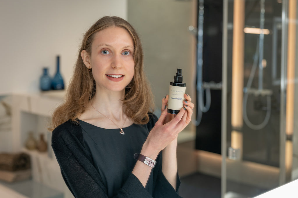Bio-Rosenwasser in Glasflasche von KatriNaturals – in der Hand gehalten, bereit zur Gesichtspflege