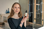 Bio-Rosenwasser in Glasflasche von KatriNaturals – in der Hand gehalten, bereit zur Gesichtspflege