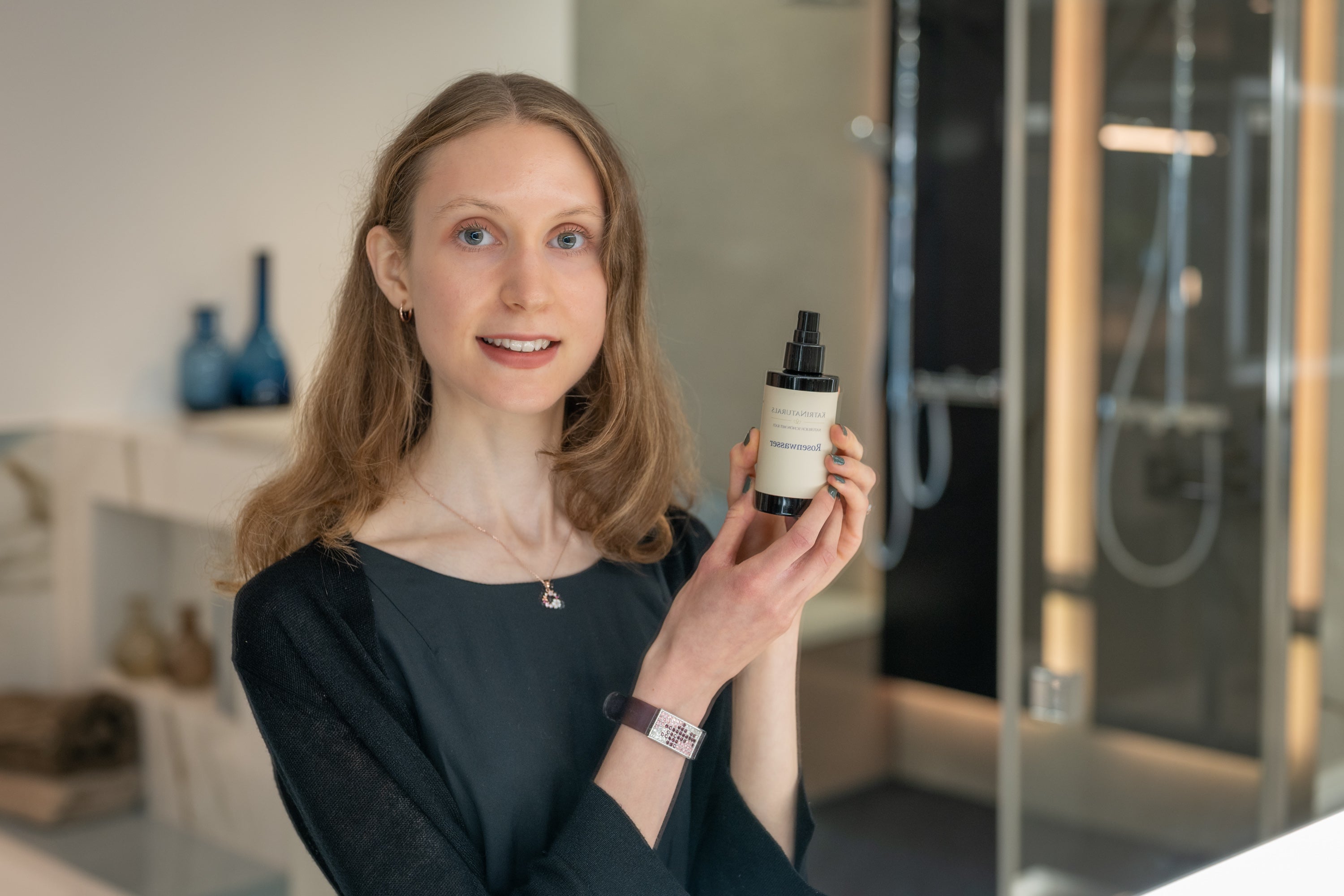 Bio-Rosenwasser in Glasflasche von KatriNaturals – in der Hand gehalten, bereit zur Gesichtspflege
